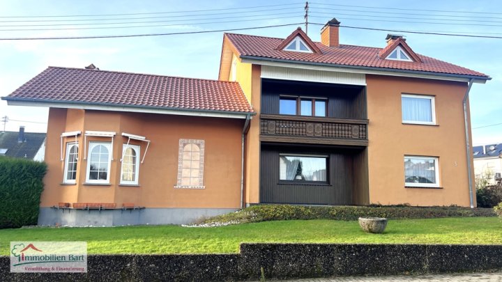 GRENZNÄHE: 4 GROßE GARAGEN / 276 M² WOHNHAUS / SOFORT VERFÜGBAR!