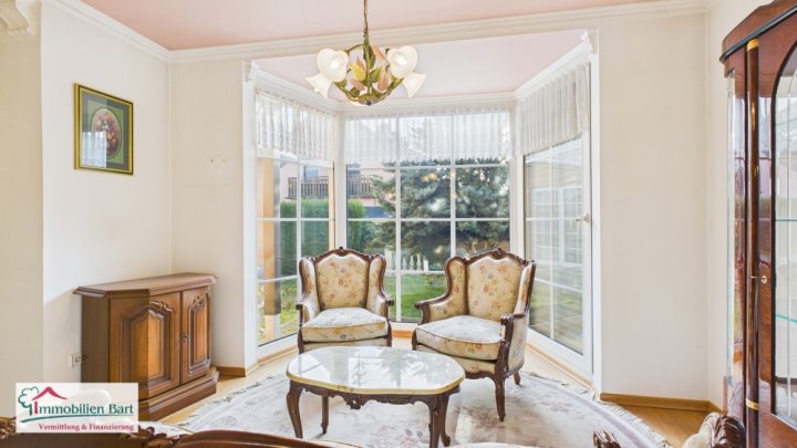 GRENZNÄHE: 4 GROßE GARAGEN / 276 M² WOHNHAUS / SOFORT VERFÜGBAR!