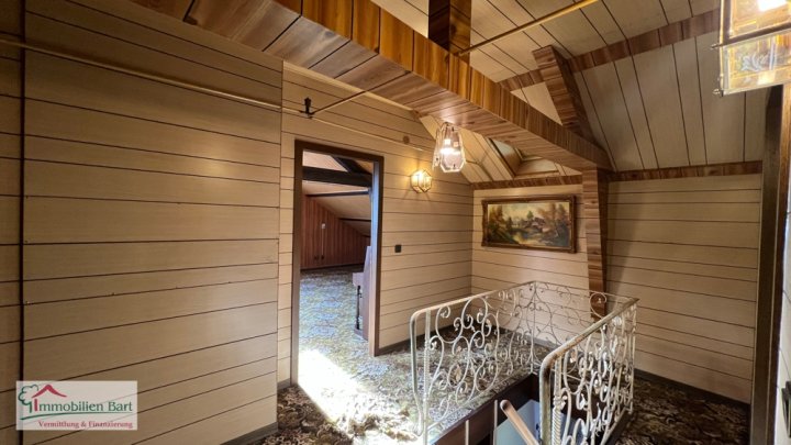 GRENZNÄHE: 4 GROßE GARAGEN / 276 M² WOHNHAUS / SOFORT VERFÜGBAR!