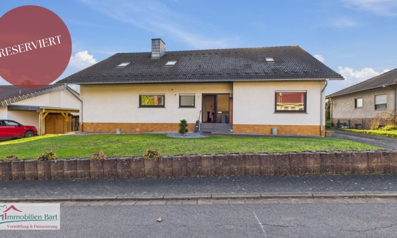 AUF INS FAMILIENGLÜCK!

GROßER, VOLL UNTERKELLERTER BUNGALOW IN TOP-LAGE!