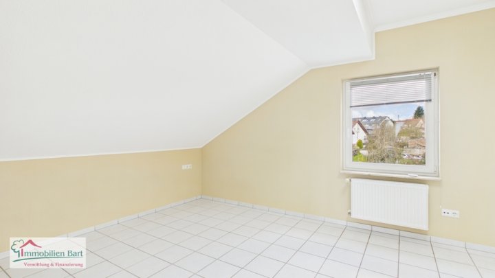 GRENZNÄHE: GEMÜTLICHE DACHGESCHOSSWOHNUNG MIT GARAGE IN ORSCHOLZ!