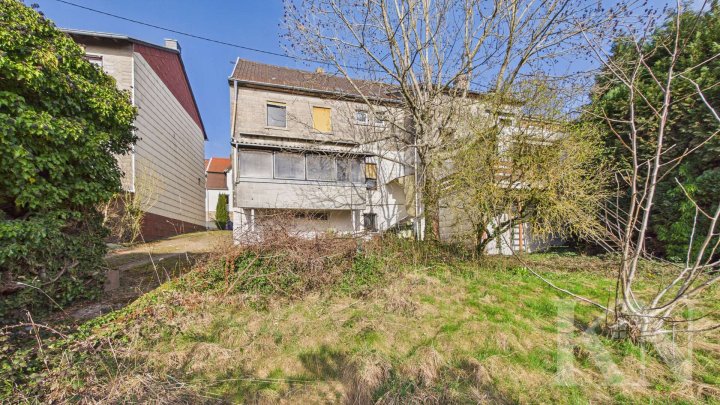 Großzügige Doppelhaushälfte mit ca. 311 m² Wohnfläche und vielseitigem Entwicklungspotenzial