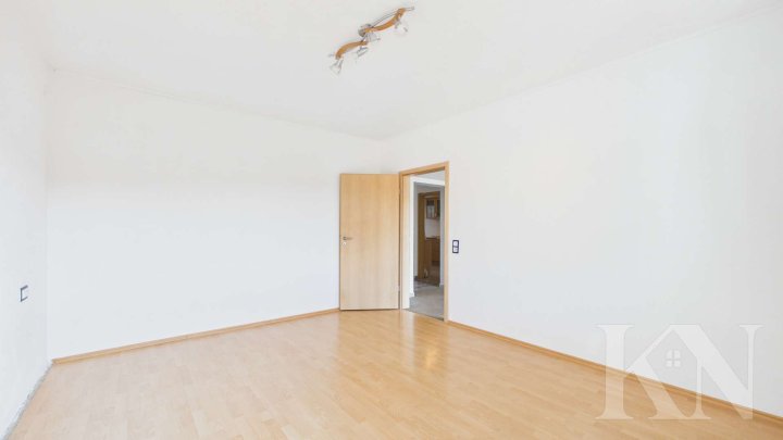 Großzügiges Wohnen in Merzig – Einfamilienhaus mit Garten, Balkon & Wintergarten