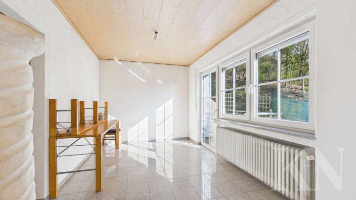 Großzügiges Wohnen in Merzig – Einfamilienhaus mit Garten, Balkon & Wintergarten