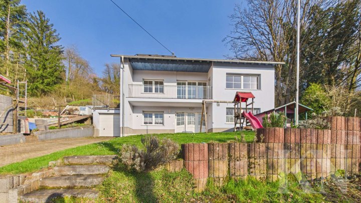 Großzügiges Wohnen in Merzig – Einfamilienhaus mit Garten, Balkon & Wintergarten