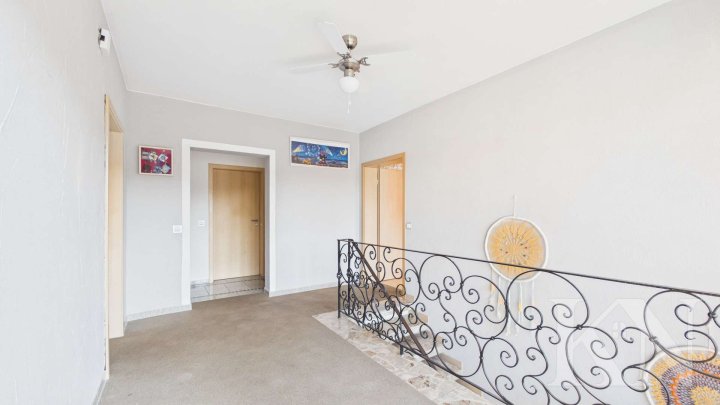 Großzügiges Wohnen in Merzig – Einfamilienhaus mit Garten, Balkon & Wintergarten