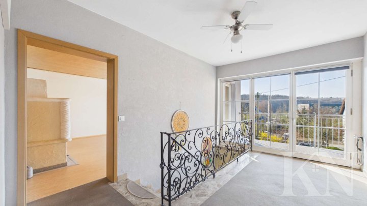 Großzügiges Wohnen in Merzig – Einfamilienhaus mit Garten, Balkon & Wintergarten