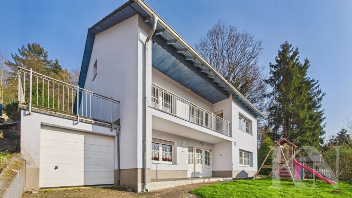 Großzügiges Wohnen in Merzig – Einfamilienhaus mit Garten, Balkon & Wintergarten