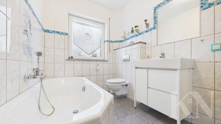 Großzügiges Wohnen in Merzig – Einfamilienhaus mit Garten, Balkon & Wintergarten