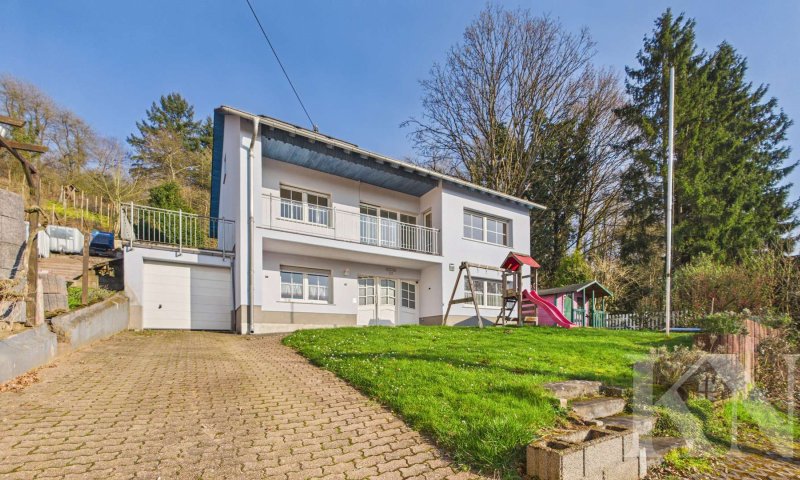 Großzügiges Wohnen in Merzig – Einfamilienhaus mit Garten, Balkon & Wintergarten