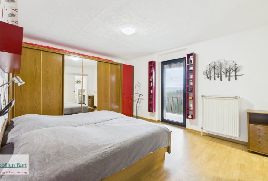 Schlafzimmer mit angrenzendem Bad EG