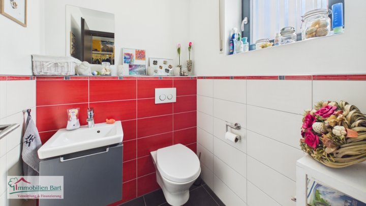 GRENZE L-SCHENGEN: WOHNHAUS MIT KELLER, 2 GARAGEN UND GARTEN IN TOP WOHNLAGE