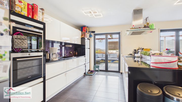 GRENZE L-SCHENGEN: WOHNHAUS MIT KELLER, 2 GARAGEN UND GARTEN IN TOP WOHNLAGE