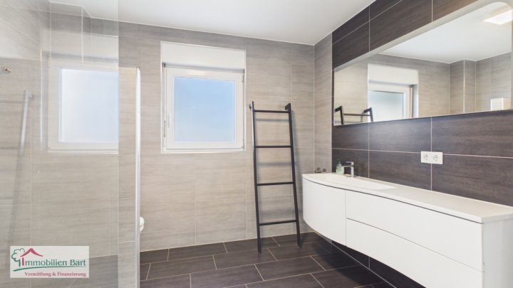 PERL-OBERLEUKEN: CA. 90 M² WOHNUNG / GARTEN / 3 STELLPLÄTZE / FERNBLICK