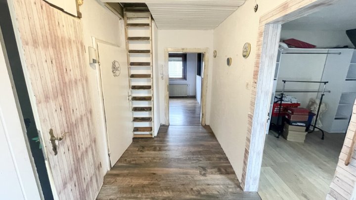 Freistehendes Wohnhaus mit großzügigem Grundstück in attraktiver Lage