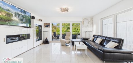 Wohnbereich mit 2 Ausgängen zum großen Balkon