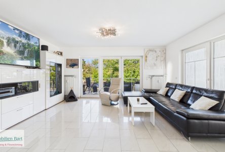 Wohnbereich mit 2 Ausgängen zum großen Balkon