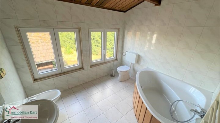 AN DER A8 ! GEWERBEBETRIEB AUF 2800 M² GRUNDSTÜCK!