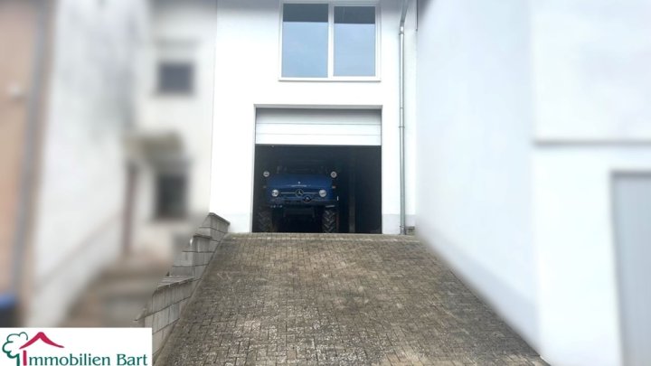 GROSSE GARAGE + APPARTMENT IM ROHBAU