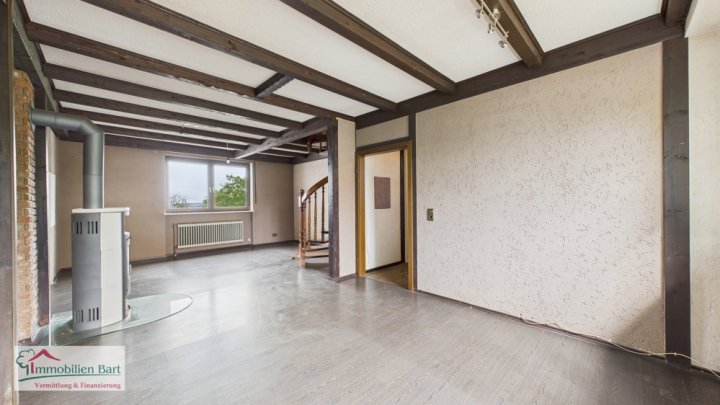 VIELSEITIGE VERWENDUNG: 325 M², WOHN UND NUTZFLÄCHE, GARAGEN UND GARTEN IN GRENZNÄHE