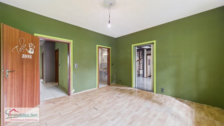 VIELSEITIGE VERWENDUNG: 325 M², WOHN UND NUTZFLÄCHE, GARAGEN UND GARTEN IN GRENZNÄHE