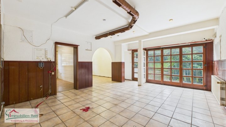 VIELSEITIGE VERWENDUNG: 325 M², WOHN UND NUTZFLÄCHE, GARAGEN UND GARTEN IN GRENZNÄHE