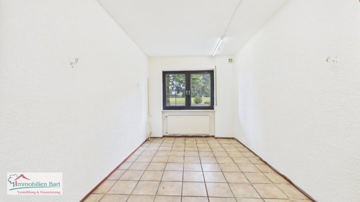 VIELSEITIGE VERWENDUNG: 325 M², WOHN UND NUTZFLÄCHE, GARAGEN UND GARTEN IN GRENZNÄHE