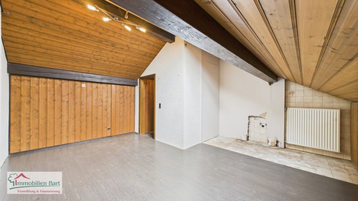 VIELSEITIGE VERWENDUNG: 325 M², WOHN UND NUTZFLÄCHE, GARAGEN UND GARTEN IN GRENZNÄHE