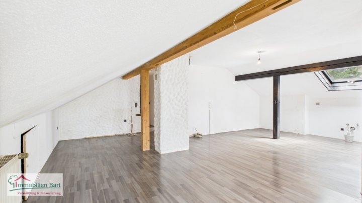 VIELSEITIGE VERWENDUNG: 325 M², WOHN UND NUTZFLÄCHE, GARAGEN UND GARTEN IN GRENZNÄHE