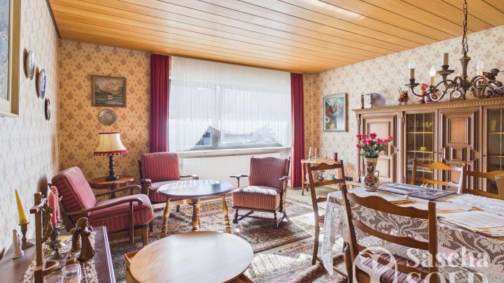 Freistehendes Einfamilienhaus in begehrter Lage von Oberwürzbach mit Garage, Terrasse & Südbalkon