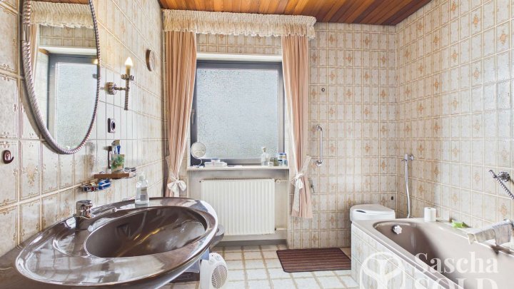 Freistehendes Einfamilienhaus in begehrter Lage von Oberwürzbach mit Garage, Terrasse & Südbalkon