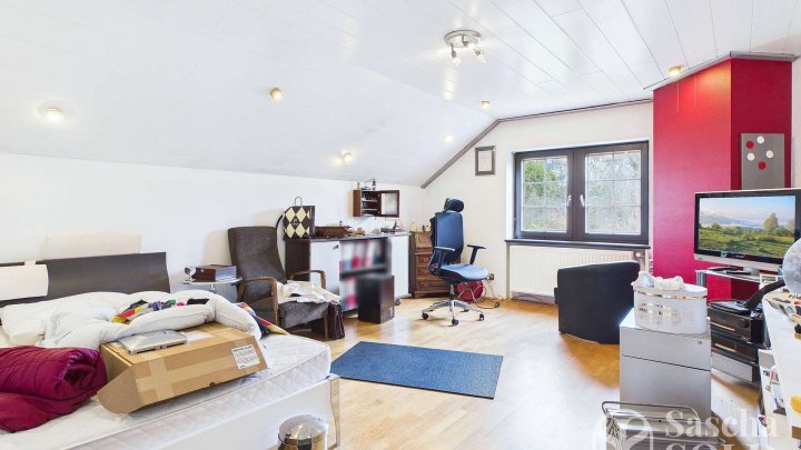 Freistehendes Einfamilienhaus mit Einliegerwohnung auf weitläufigem Grundstück mit Panoramablick