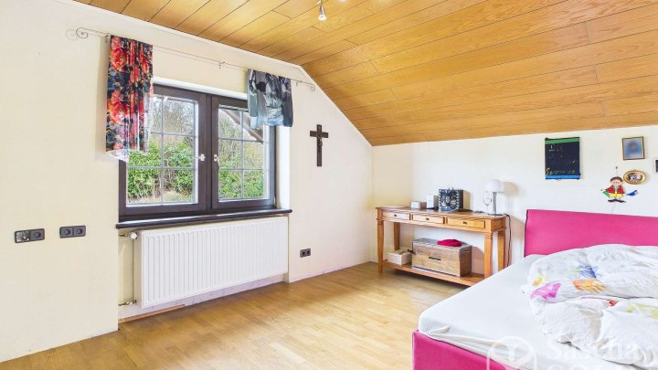 Freistehendes Einfamilienhaus mit Einliegerwohnung auf weitläufigem Grundstück mit Panoramablick