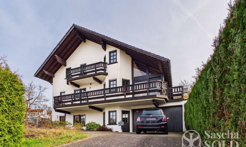 Freistehendes Einfamilienhaus mit Einliegerwohnung auf weitläufigem Grundstück mit Panoramablick