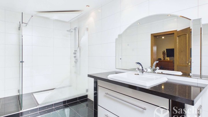 Freistehendes Einfamilienhaus mit Einliegerwohnung auf weitläufigem Grundstück mit Panoramablick