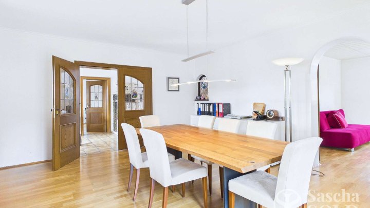 Freistehendes Einfamilienhaus mit Einliegerwohnung auf weitläufigem Grundstück mit Panoramablick