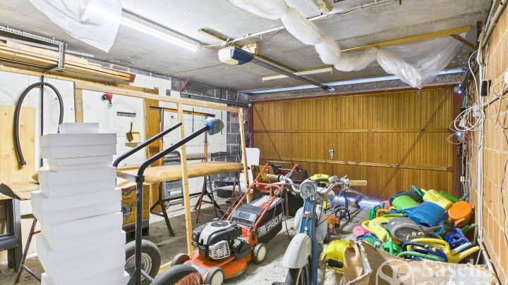 Freistehendes Einfamilienhaus mit Einliegerwohnung auf weitläufigem Grundstück mit Panoramablick