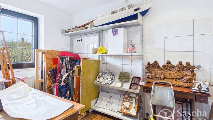 Freistehendes Einfamilienhaus mit Einliegerwohnung auf weitläufigem Grundstück mit Panoramablick