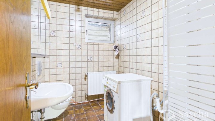 Freistehendes Einfamilienhaus mit Einliegerwohnung auf weitläufigem Grundstück mit Panoramablick