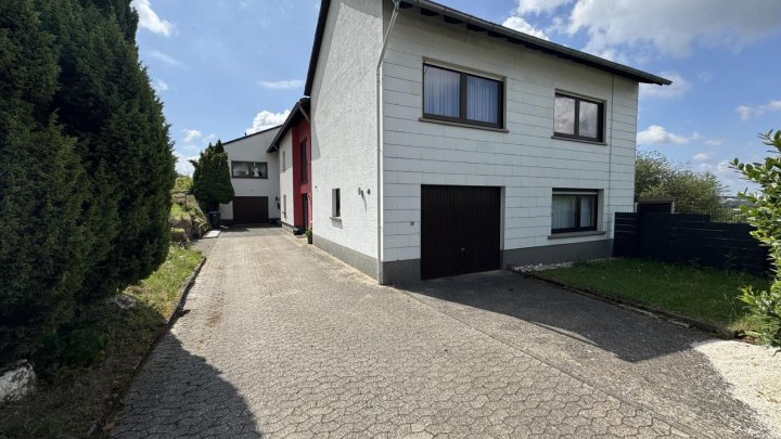 Wohnen über der Mosel: Modernisiertes Doppelangebot mit großem Grundstück