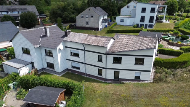 Wohnen über der Mosel: Modernisiertes Doppelangebot mit großem Grundstück