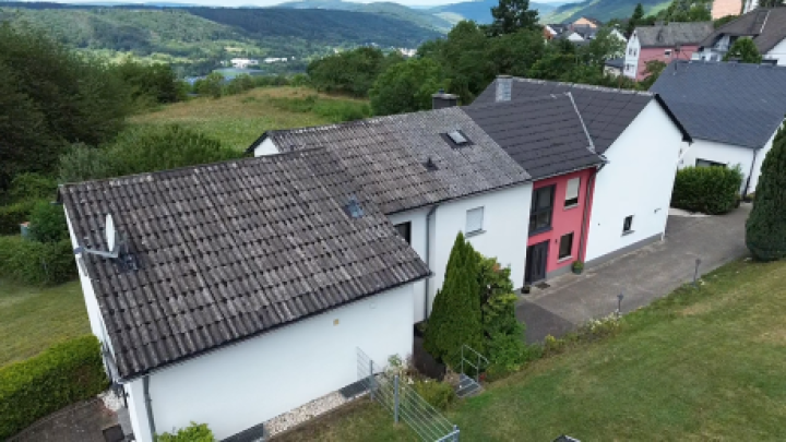 Wohnen über der Mosel: Modernisiertes Doppelangebot mit großem Grundstück