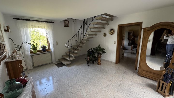 Wohnen über der Mosel: Modernisiertes Doppelangebot mit großem Grundstück