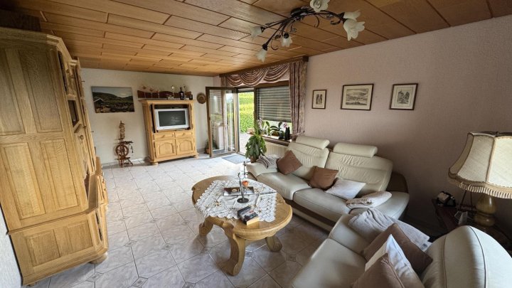 Wohnen über der Mosel: Modernisiertes Doppelangebot mit großem Grundstück