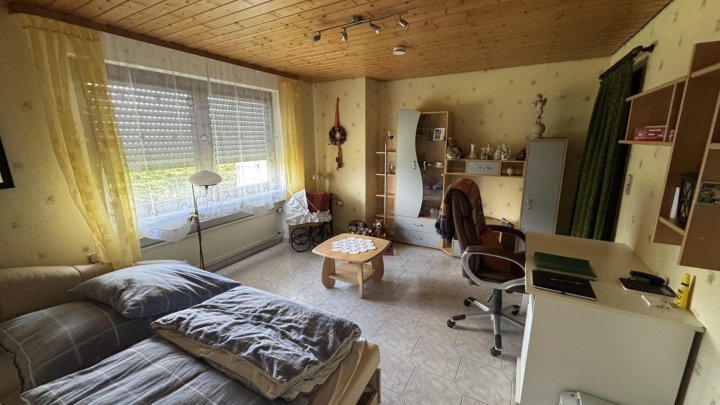 Wohnen über der Mosel: Modernisiertes Doppelangebot mit großem Grundstück