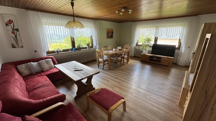 Wohnen über der Mosel: Modernisiertes Doppelangebot mit großem Grundstück