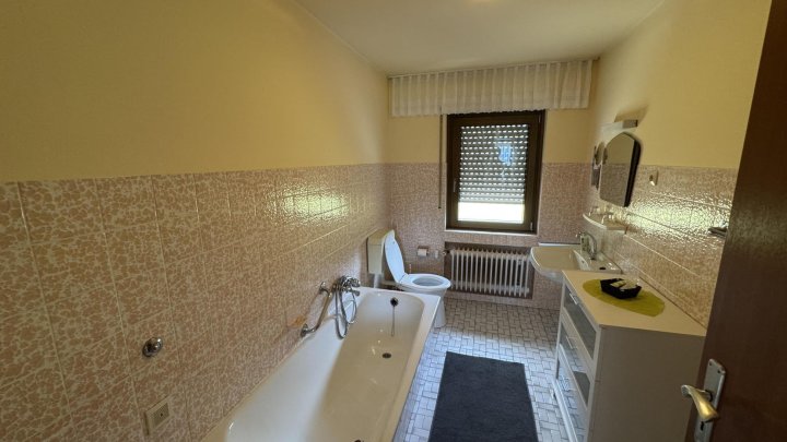 Wohnen über der Mosel: Modernisiertes Doppelangebot mit großem Grundstück