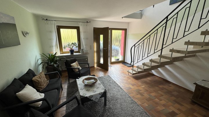 Wohnen über der Mosel: Modernisiertes Doppelangebot mit großem Grundstück