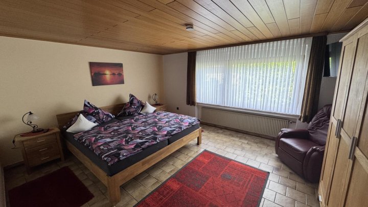 Wohnen über der Mosel: Modernisiertes Doppelangebot mit großem Grundstück