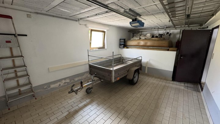 Wohnen über der Mosel: Modernisiertes Doppelangebot mit großem Grundstück